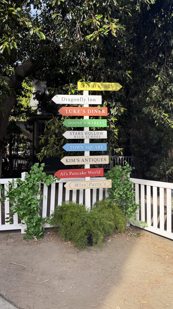 NessiesNotes's tweet image. Went to stars hallow 12/18 🫶🏻
Sooo much fun this year 
#lifetw #archivetwt