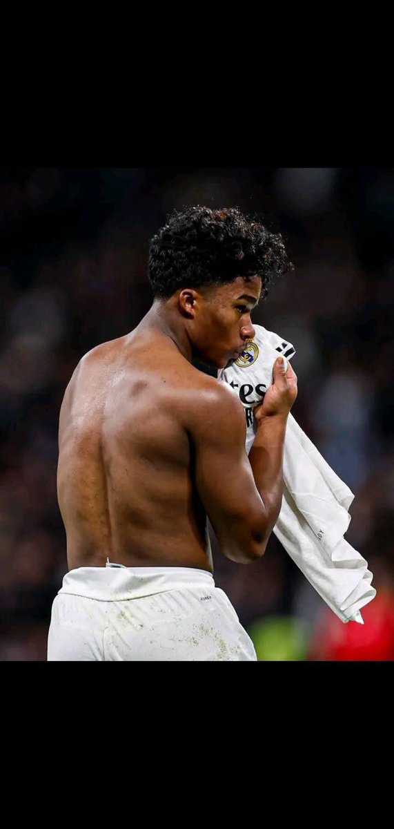 moraii7vj's tweet image. Se quitaron la camiseta y en vez de enseñar sus nombres, besaron el escudo del Real Madrid