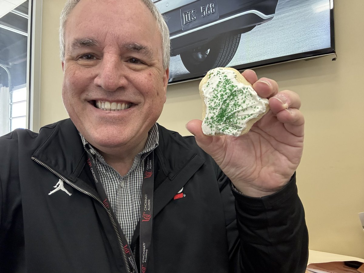 cincygreghoodin's tweet photo. #ThanksABunch to my one and only sister @AuntKim4606 for dropping off a whole lotta #whohaday #hohoday and or #holiday cookies and celebrating #Nationalcookieexchangeday accordingly with me . The #ThanksABunch is what I exchanged for the cookies. #withanhtotheotothehohoho #HappyHolidays #SeasonsGreetings #HolidayVibes #MerryChristmas