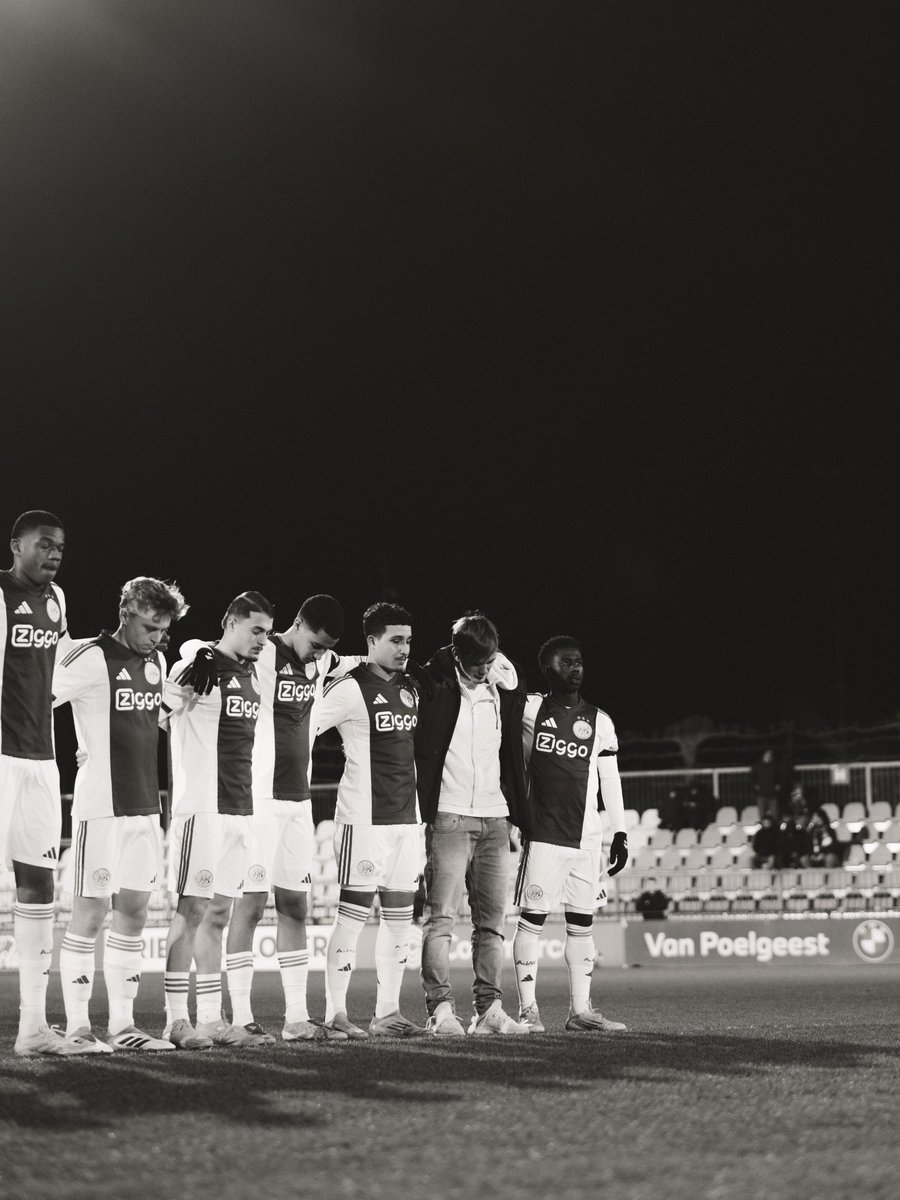 AFCAjax's tweet image. Jong Ajax wears black armbands and took a moment of silence before the match in honour of the tragic passing of Mark Verkuijl’s girlfriend.

Our thoughts are with Mark and his girlfriend’s family during these difficult times. We are all with you ♥️