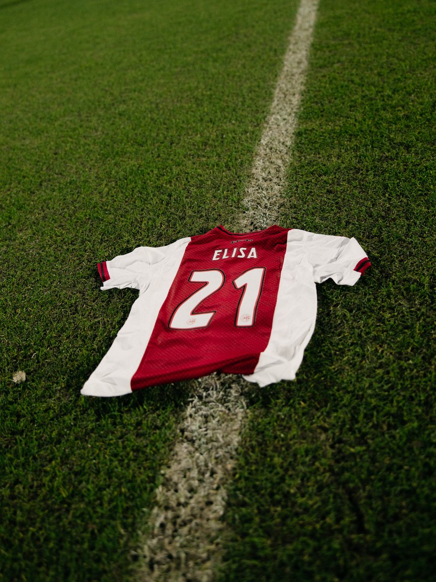 AFCAjax's tweet image. Jong Ajax wears black armbands and took a moment of silence before the match in honour of the tragic passing of Mark Verkuijl’s girlfriend.

Our thoughts are with Mark and his girlfriend’s family during these difficult times. We are all with you ♥️