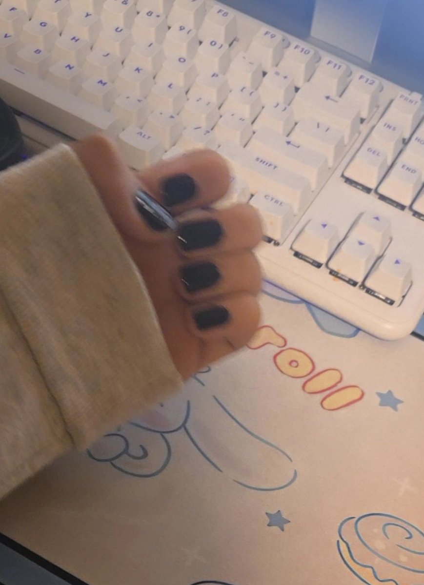 fuwafavt's tweet image. I painted my nails are they pwetty