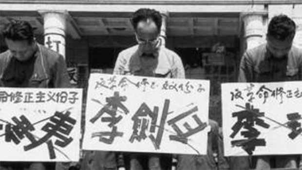 yibingsg's tweet photo. 为何一个国家会主动摧毁自己的精英？

我小时候读到“文革”这段历史时，总觉得不可思议：
为什么一个国家，会在十年时间里，把自己最有能力、最有判断力、最能推动社会进步的一群人，系统性地推向毁灭？
后来我才明白，这并不是偶然，也不是单纯的政治狂热，而是一套深层结构逻辑的结果。
这不是情绪失控，而是一个制度在感到自身不安全时，为了维持稳定，主动“处理掉所有可能改变它的人”。
而所谓的精英，恰恰就是这些人。
一、制度为什么害怕精英
文革最早被清算的，是哪些人？
知识分子、干部、学者、医生、教师……
几乎所有掌握知识、判断力和解释能力的人。
制度害怕精英，并不是因为精英一定会造反，而是因为他们看得懂结构。
一个体系真正的薄弱点，从来不是资源短缺，而是结构暴露。
精英具备三种能力：
识别风险
传播风险
组织改变风险
而这三种能力，正是高度集中体系最忌惮的。
所以文革的底层逻辑，不是“打倒某些人”，而是——
消灭那些能看懂系统的人。
这是结构本能，而不是道德选择。
二、真正被摧毁的，不只是“一代人”
很多人以为，文革牺牲的是“被打倒的那一代人”。
但这只对了一半。
真正被摧毁的，是一个社会的代际学习能力。
上一代精英被否定
中生代被压制
年轻一代失去系统教育
结果是：
一个国家最重要的人才传承机制，被直接掏空。
社会不会立刻崩溃，但会在未来几十年里失去竞争力。
这才是文革真正的代价：
不是十年，而是三代人。
三、改革开放为何如此急切
这也解释了，为什么文革结束后，中国会如此迫切地：
引进专家
借鉴教材
重建制度
补课式发展
因为本土人才储备出现了严重断层。
人才断层，是最难弥补的损失。
它无法靠金钱或政策立刻填补，只能靠一代人、一代人慢慢重建。
这也是为什么，改革开放后，中国花了将近三十年，才真正重新追上世界节奏。
四、精英被清空后，谁来承担成本？
答案很现实：普通人。
农村孩子必须早早打工，弥补家庭断裂
城市孩子拼命考试，填补社会人才缺口
父母一代牺牲自我，只为下一代“重新站起来”
社会的结构性亏空，最终一定会转嫁给普通人。
你以为今天的焦虑，来自互联网、房价、内卷？
不完全是。
很大一部分，是整个社会在集体偿还曾经巨大的人才债务。
五、一个国家为什么“敢”摧毁自己的精英
因为在那种体系里：
结构 > 人才
稳定 > 发展
控制 > 效率
精英可以推动进步，但也最不可控。
当结构感到威胁时，它宁愿牺牲精英，也要换取系统安全。
这是成本选择，而不是情绪选择。
在那套逻辑下：
牺牲十年发展，换取结构稳定，反而被视为“最优解”。
理解这一点，才能真正理解那段历史。
六、普通人该从中学到什么？
不是历史细节，而是结构逻辑：
系统不保证奖励聪明的人
你的努力，不一定会因为“够好”而被看见
真正重要的，是你所在的位置
你无法改变时代，但可以改变你站的位置。
你无法左右结构，但可以尽量不成为被牺牲的对象。
写在最后
文革已经结束多年，但它的结构性影响仍在延续。
今天你看到的教育焦虑、阶层焦虑、资产焦虑，本质上都是那段历史的后遗症。
国家会恢复，社会会重建。
但普通人，往往是第一批承担代价，最后一批获得红利的人。
理解历史，不是为了控诉。
而是为了让你知道：
你的努力应该投向哪里，
你的判断应该落在何处，
你的位置，决定你的命运。