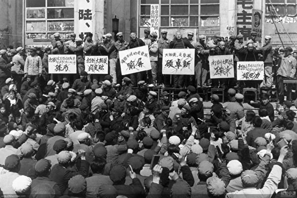 yibingsg's tweet photo. 为何一个国家会主动摧毁自己的精英？

我小时候读到“文革”这段历史时，总觉得不可思议：
为什么一个国家，会在十年时间里，把自己最有能力、最有判断力、最能推动社会进步的一群人，系统性地推向毁灭？
后来我才明白，这并不是偶然，也不是单纯的政治狂热，而是一套深层结构逻辑的结果。
这不是情绪失控，而是一个制度在感到自身不安全时，为了维持稳定，主动“处理掉所有可能改变它的人”。
而所谓的精英，恰恰就是这些人。
一、制度为什么害怕精英
文革最早被清算的，是哪些人？
知识分子、干部、学者、医生、教师……
几乎所有掌握知识、判断力和解释能力的人。
制度害怕精英，并不是因为精英一定会造反，而是因为他们看得懂结构。
一个体系真正的薄弱点，从来不是资源短缺，而是结构暴露。
精英具备三种能力：
识别风险
传播风险
组织改变风险
而这三种能力，正是高度集中体系最忌惮的。
所以文革的底层逻辑，不是“打倒某些人”，而是——
消灭那些能看懂系统的人。
这是结构本能，而不是道德选择。
二、真正被摧毁的，不只是“一代人”
很多人以为，文革牺牲的是“被打倒的那一代人”。
但这只对了一半。
真正被摧毁的，是一个社会的代际学习能力。
上一代精英被否定
中生代被压制
年轻一代失去系统教育
结果是：
一个国家最重要的人才传承机制，被直接掏空。
社会不会立刻崩溃，但会在未来几十年里失去竞争力。
这才是文革真正的代价：
不是十年，而是三代人。
三、改革开放为何如此急切
这也解释了，为什么文革结束后，中国会如此迫切地：
引进专家
借鉴教材
重建制度
补课式发展
因为本土人才储备出现了严重断层。
人才断层，是最难弥补的损失。
它无法靠金钱或政策立刻填补，只能靠一代人、一代人慢慢重建。
这也是为什么，改革开放后，中国花了将近三十年，才真正重新追上世界节奏。
四、精英被清空后，谁来承担成本？
答案很现实：普通人。
农村孩子必须早早打工，弥补家庭断裂
城市孩子拼命考试，填补社会人才缺口
父母一代牺牲自我，只为下一代“重新站起来”
社会的结构性亏空，最终一定会转嫁给普通人。
你以为今天的焦虑，来自互联网、房价、内卷？
不完全是。
很大一部分，是整个社会在集体偿还曾经巨大的人才债务。
五、一个国家为什么“敢”摧毁自己的精英
因为在那种体系里：
结构 > 人才
稳定 > 发展
控制 > 效率
精英可以推动进步，但也最不可控。
当结构感到威胁时，它宁愿牺牲精英，也要换取系统安全。
这是成本选择，而不是情绪选择。
在那套逻辑下：
牺牲十年发展，换取结构稳定，反而被视为“最优解”。
理解这一点，才能真正理解那段历史。
六、普通人该从中学到什么？
不是历史细节，而是结构逻辑：
系统不保证奖励聪明的人
你的努力，不一定会因为“够好”而被看见
真正重要的，是你所在的位置
你无法改变时代，但可以改变你站的位置。
你无法左右结构，但可以尽量不成为被牺牲的对象。
写在最后
文革已经结束多年，但它的结构性影响仍在延续。
今天你看到的教育焦虑、阶层焦虑、资产焦虑，本质上都是那段历史的后遗症。
国家会恢复，社会会重建。
但普通人，往往是第一批承担代价，最后一批获得红利的人。
理解历史，不是为了控诉。
而是为了让你知道：
你的努力应该投向哪里，
你的判断应该落在何处，
你的位置，决定你的命运。