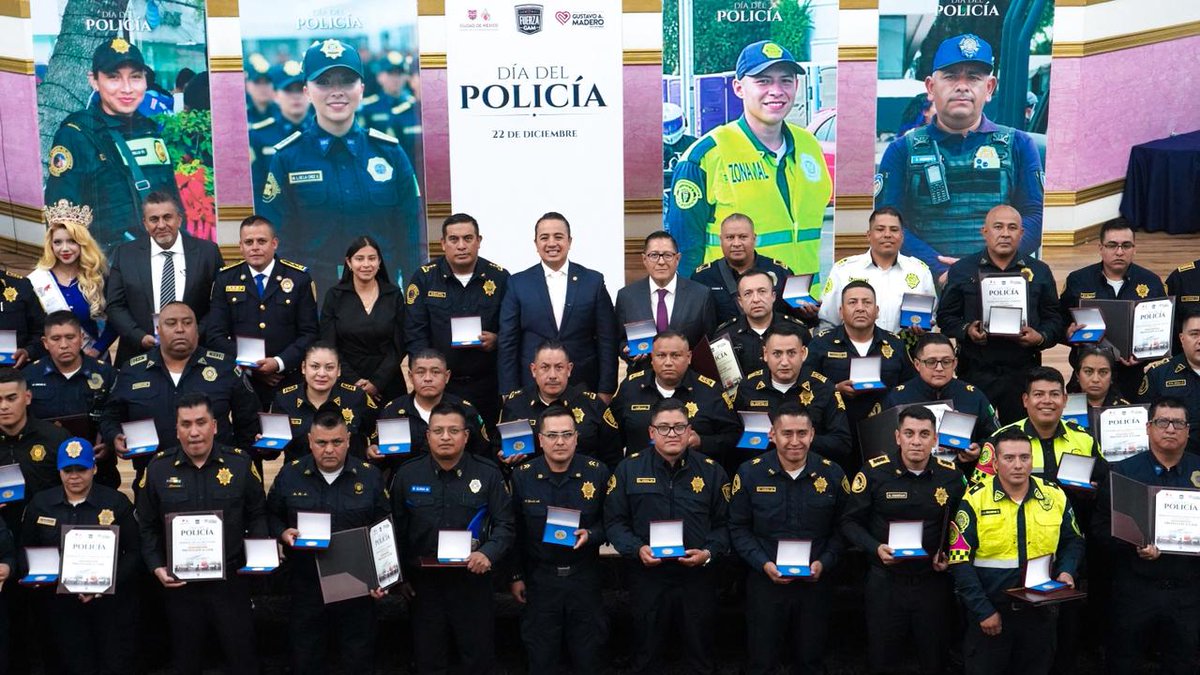👮‍♂️ El alcalde <a href="/yancolozano/">Janecarlo Lozano</a> entregó 50 reconocimientos a elementos de la SSC, Policía Auxiliar, Tránsito y de Investigación por su compromiso diario con la seguridad en la GAM

En el Día del Policía, reconocemos su valentía, sacrificio y vocación.

¡Gracias! 

#GAM