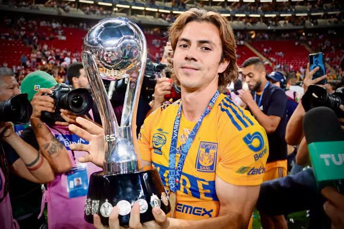 Gracias por todas esas jugadas y goles solo apto para adultos.

Gracia por esa liguilla del CL 2023 que nos entregaste y darnos la OCTAVA. 

Gracias por desnudarnos en cada toque de balón.

Mi cuerpo siempre te va a recordar, Sexbastián.

Éxito en tu nuevo camino, <a href="/Cordovar97/">Sebastián Córdova</a>