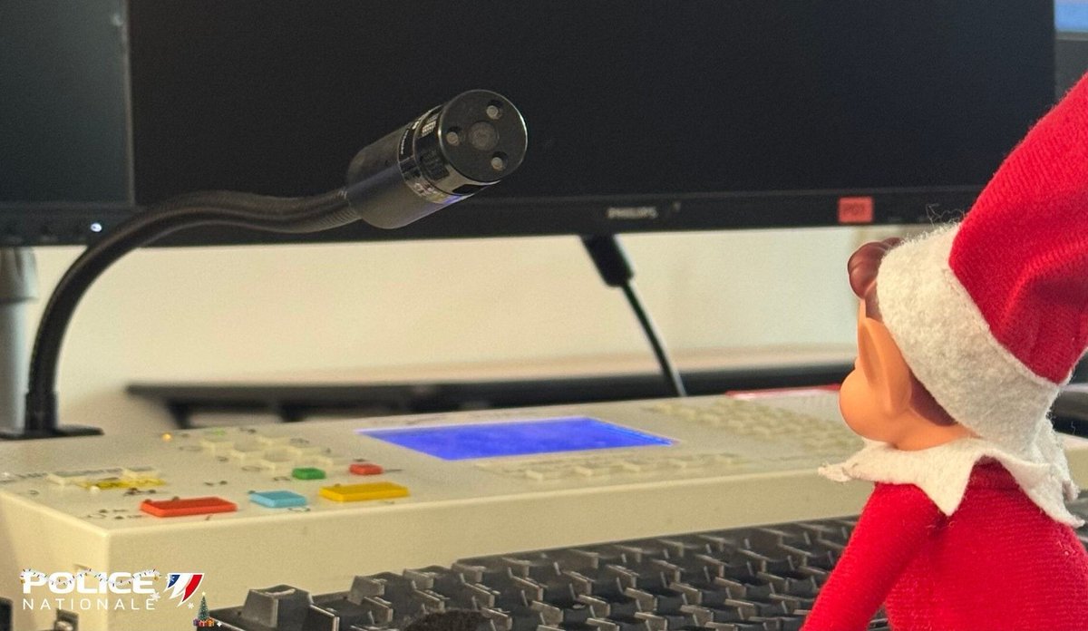 🎄 #Noël | Notre lutin farceur veille sur vous !
Aujourd’hui, il s’est installé au Centre d’Information et de Commandement (CIC) 🧑🎄📞
Aux côtés des policiers du #Vaucluse, il participe à votre sécurité 
👀 Rendez-vous le 24 décembre… 🎁
#PoliceNationale #LutinFarceur #Sécurité