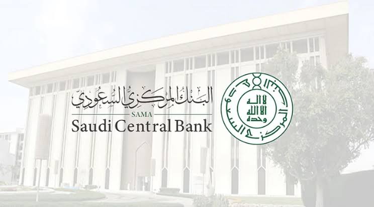 «المركزي السعودي» يخفّض رسوم الخدمات البنكية للأفراد. أقرّ البنك المركزي السعودي تعديلات شاملة على رسوم الخدمات البنكية للأفراد، ضمن تحديث دليل تعرفة خدمات المؤسسات المالية، على أن تدخل حيّز التنفيذ بعد 60 يومًا من تاريخ النشر.. أبرز التعديلات: التمويل: خفض الرسوم الإدارية لمنح منتجات التمويل (الاستهلاكي، العقاري، الإيجار التمويلي للمركبات) من 1% إلى 0.5%، مع تقليص سقف الرسوم من 5,000 إلى 2,500 ريال أو ما يعادل أجر يومي عمل.. بطاقات مدى: خفض رسوم إعادة إصدار البطاقة في حال الفقدان أو التلف أو الخطأ في الرقم السري من 30 إلى 10 ريالات.. البطاقات الإضافية: تحديد رسوم إصدار بطاقة إضافية بنسبة 2% من مبلغ العملية.. السحب النقدي والحوالات: خفض عدد من الرسوم المرتبطة بالسحب النقدي والحوالات البنكية.. وتأتي هذه الخطوة بهدف تقليل تكاليف الخدمات البنكية 