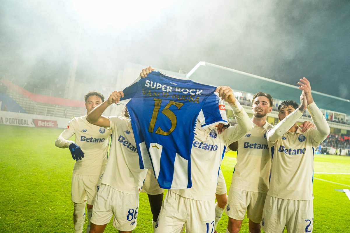 🔵👏🏻 Quelle magnifique image !

Après l'ouverture du score de Porto face à Alverca, les joueurs ont brandi le maillot de Vasco Sousa, jeune milieu offensif formé au club et prêté à Moreirense, qui a récemment été victime d'une grave blessure.

Le football qu'on aime. 👏🏻