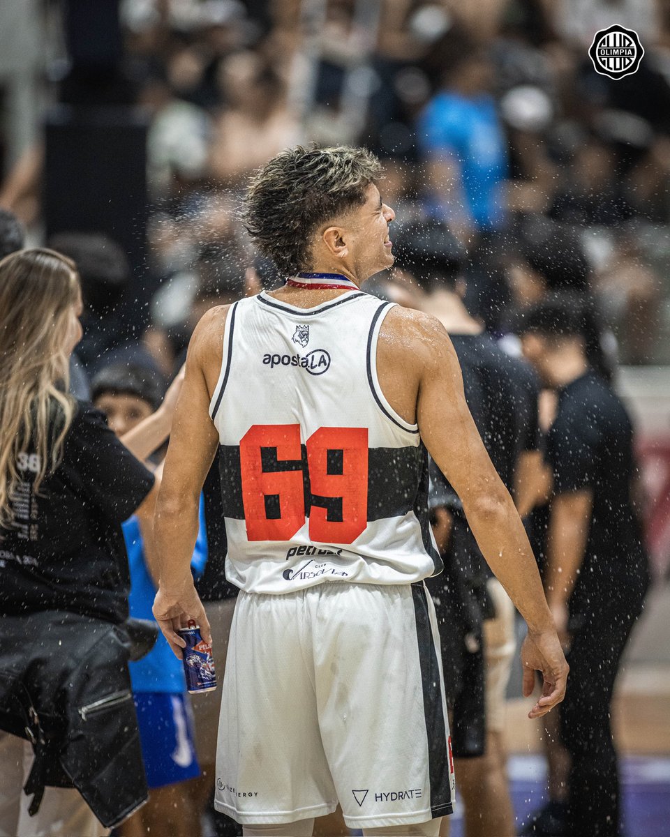 Tobías Gómez. 🏀

Dos campeonatos y un rol que sostiene al equipo. 🏆🏆

🤍🖤🤍