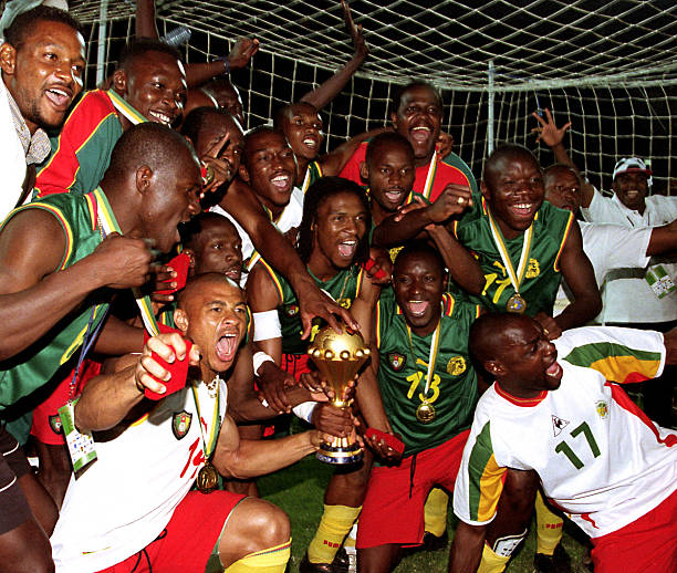Ryuga750's tweet image. Le Cameroun a remporté la CAN 2002 sans encaisser le moindre but dans le tournoi, aucune équipe dans l'histoire n'a réalisé une telle performance. (Euro, CAN, Copa, coupe du monde ect...)
Quand on parle de record impossible dans le football, on devrait beaucoup évoquer celui ci.