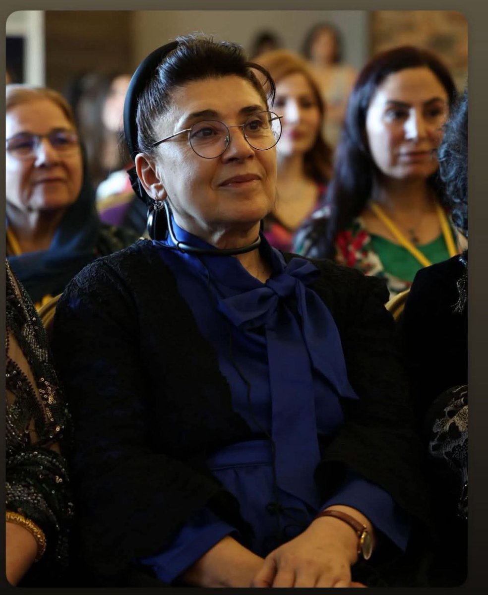 Uludağ’ın eteğinde bir cehennem şehir var Bir şehir ki burjuvalar Yeşil Bursa diyorlar
Dar sokaklarında gezer işsizlik ve yoksullukFabrikalar ipek boyar genç kızların kanıyla
Onlar çıkarlar oraya zevk için sefa için 
Başka bir Bursa var. #LeylaZanaOnurumuzdur