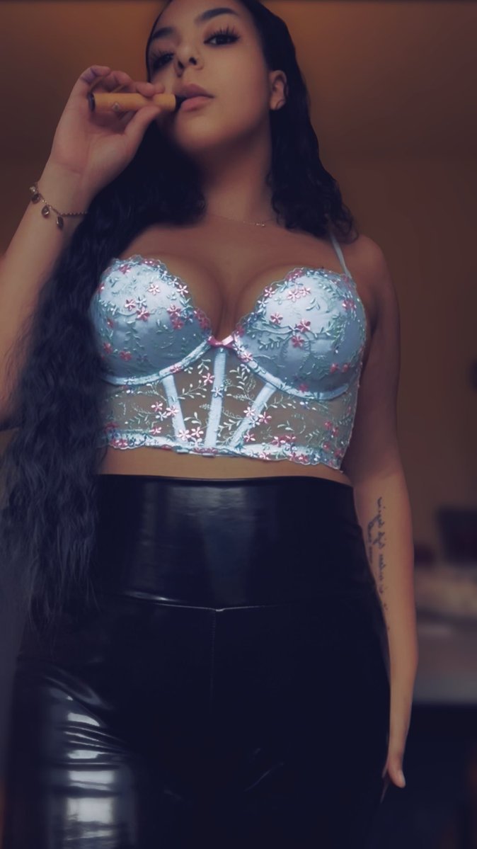 sunnygirl116169's tweet image. Die Bitchboy gehört jetzt ordentlich durch gef!ckt von mir! 

RT GAME!🔥

15 Minuten 
3|3|3
Jeder 5 Kommentare 

#findom #rtgame #goddess #finsub