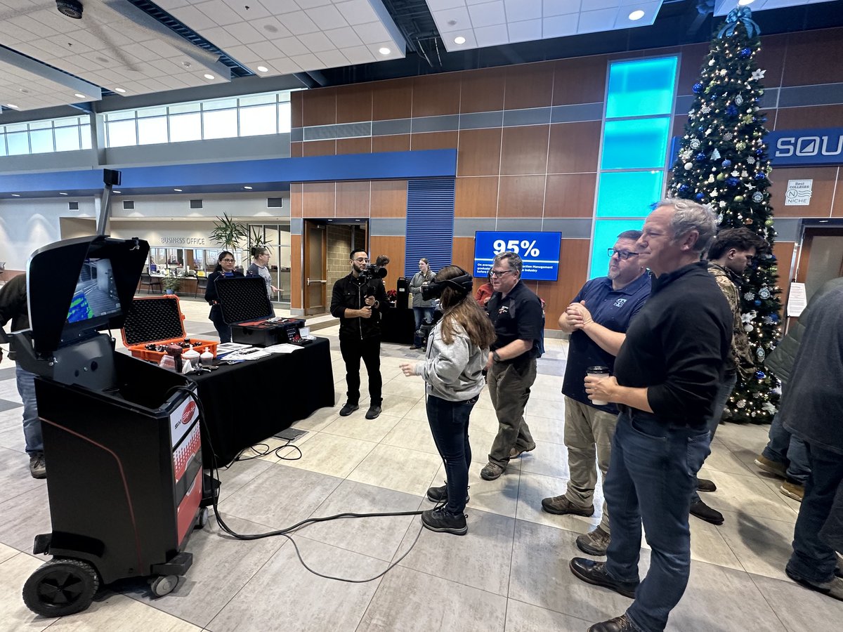 When someone who champions the trades gets hands-on.

Mike Rowe taking a look at SimSpray at <a href="/SoutheastTechSD/">Southeast Technical College</a>

📷 Mike Rowe