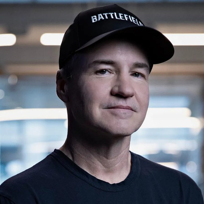 AlexCVJ's tweet photo. Vince Zampella ha fallecido a los 55 en un accidente de auto. 
Zampella cambio por completo los FPS. Co-Creador de Call of Duty,  fundador de Infinity Ward, Fundador de Respawn, Co-Creador de Titalfall, Apex Legends, Jedi: Fallen Order y más recientemente, devolver a Battlefield a su antigua gloria. 

Se nos fue un creativo enorme.