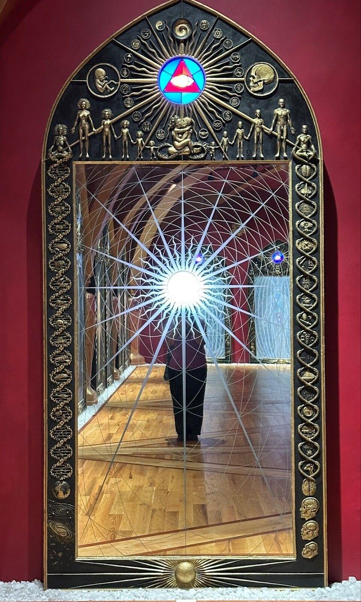 聖なる鏡は21枚あり、最後の1枚は『霊的世界』と題されている。これは