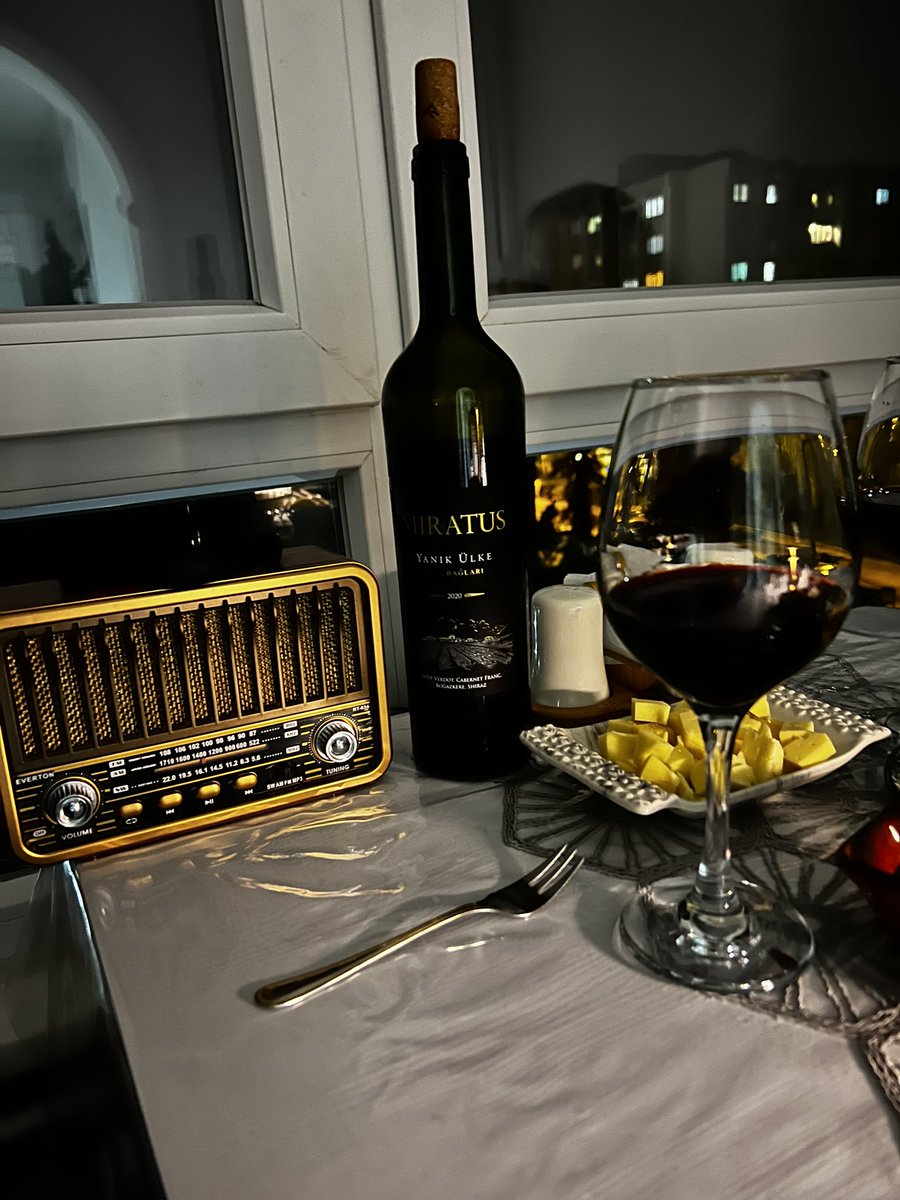 Gece, içeri taşmış…
dün gece en uzun geceydi.
bir sırrı vardı belki..Daha fazla uzayamazdı.Her şey gibi onun da bir sınırı vardı.