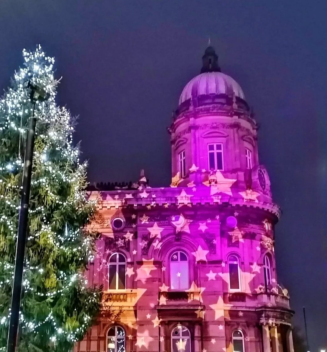 The Maritime Museum &amp; the Christmas tree in Queen Victoria Square.

#hull #yorkshire #travel #architecture #photography