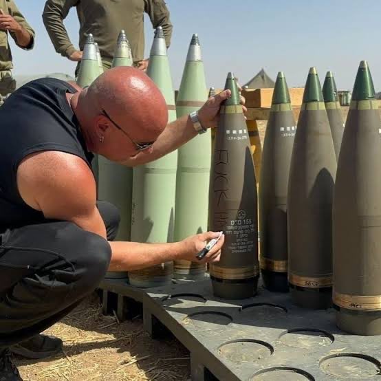 beanstalk997's tweet image. Eternal victim. 

Kids are getting bombed, maimed, displaced to live in flooded tents in the freezing winter, entire families getting eradicated, but David Draiman is the real victim here

David Draiman is having a hard time, everyone!

Fucking clown 🤡