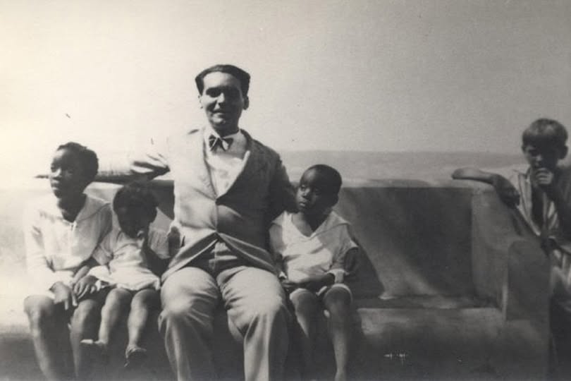 En 1929 Federico García Lorca pasa un temporada en la Universidad de Columbia en Nueva York. El asombro que le produce el esplendor y la pobreza que conviven en la ciudad se refleja en "Poeta en Nueva York". También escribe una conferencia a la que pertenece este fragmento: "Lo