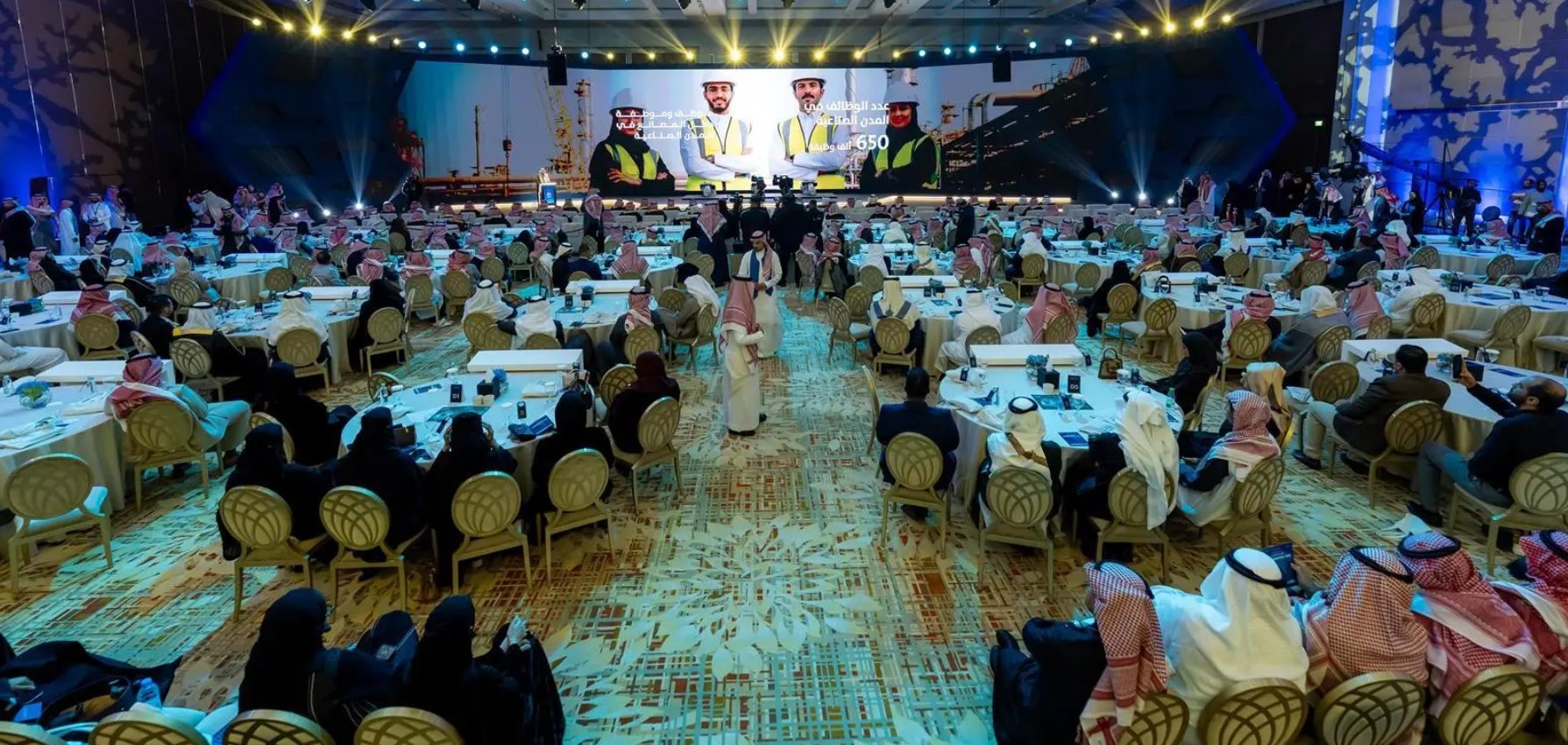 صور وزير الصناعة والثروة المعدنية يرعى حفل جائزة "مدن" للتميز الصناعي 2025، ويكرّم الفائزين بها. 