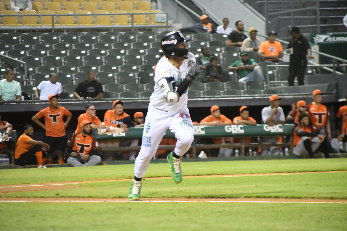 Ismael Munguía bateó ayer de 4-3 y pasó a ser el lider de AVE (.366) en <a href="/LIDOMRD/">LIDOM</a>, sobre Raimel Tapia (.358). Munguía también es el líder en OBP (.466) y en OPS (.899). El de ayer fue su 2do. JJ seguido de 3 H y 6to. de la temporada, en la cual cuenta con 14 JJ de 2 o más H.