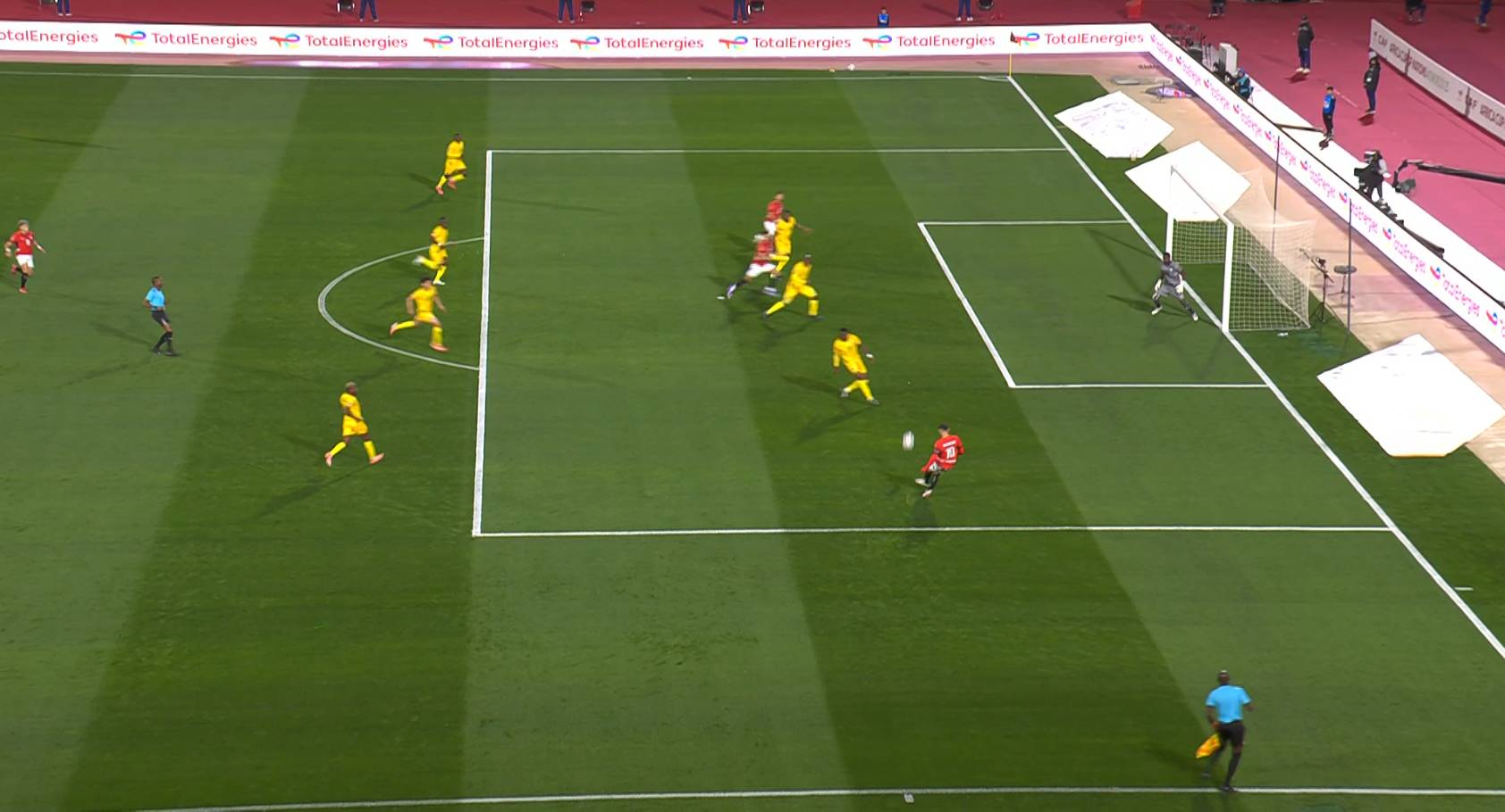 عرضية بالمقاس من صلاح ورأسية من تريزيجيه يبعدها الحارس من على خط المرمى 