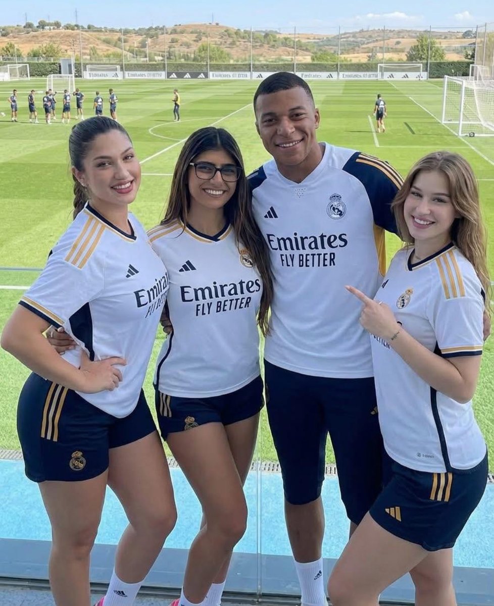 uyg_z's tweet photo. Qui sont les 3 filles avec Mbappé ? https://t.co/WXyeNUqvtU