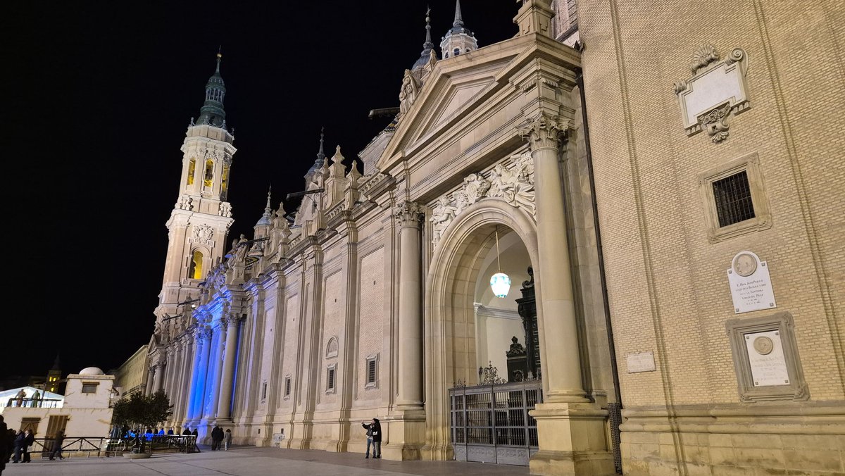 Virgen del Pilar, columna firme de la fe, madre que no se quiebra ante la tormenta ni se inclina ante el miedo, hoy acudimos a ti con el corazón en alto y la esperanza despierta.

Sé nuestro amparo cuando flaquean las fuerzas, nuestra luz cuando el camino se nubla, nuestra voz