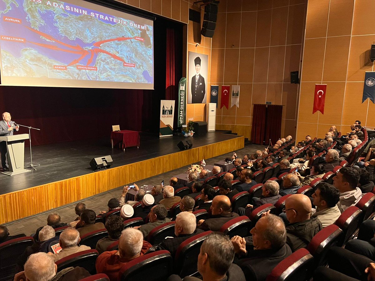 turkdegs's tweet photo. 🔴İstanbul Topkapı Üniversitesi Öğretim Üyesi Prof. Dr. Cihat Yaycı, Nizam Derneği’nin davetlisi olarak bugün Sivas’ta “Kıbrıs’ın Dünü, Bugünü ve Yarını” başlıklı bir konferans vermiştir.

📌Sivas Belediye Başkanı Adem Uzun'un ve Kıbrıs Gazilerimizin de  katılımlarıyla gerçekleşen konferansın ardından Prof. Dr. Cihat Yaycı, okurlarıyla bir araya gelerek kitaplarını imzalamıştır. 

📌Gösterilen yakın ilgi ve misafirperverlik dolayısıyla Vatanperver Sivas halkına teşekkürlerimizi sunarız...

@sivasbeltr @drademuzun @TopkapiUniv