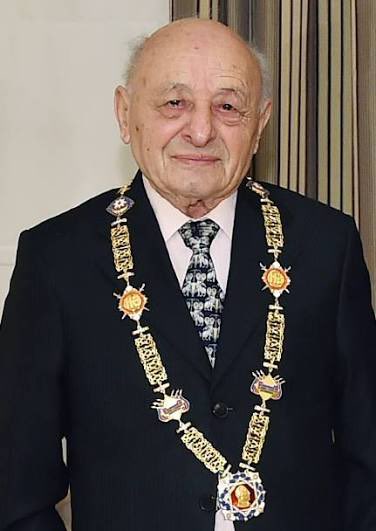 AzerbaijaninUK's tweet photo. Ötən gün tanınmış heykəltaraş, Xalq rəssamı, akademik Ömər Eldarovun 98 yaşı tamam oldu. 

Bu münasibətlə görkəmli sənətkarımızı təbrik edirik.

Ümumilli Lider Heydər Əliyevin Azərbaycanın Birləşmiş Krallıqdakı səfirliyindəki büstünün məhz Ömər Eldarov tərəfindən hazırlanması bizim üçün böyük şərəfdir.