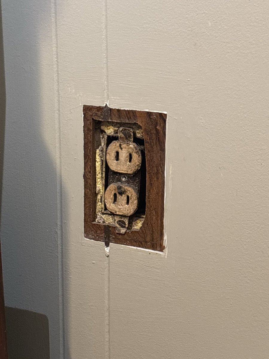 scrap_icon's tweet photo. My amazing landlord came over and fixed my outlet! It doesn’t work but that’s fine https://t.co/BdMSAjUser