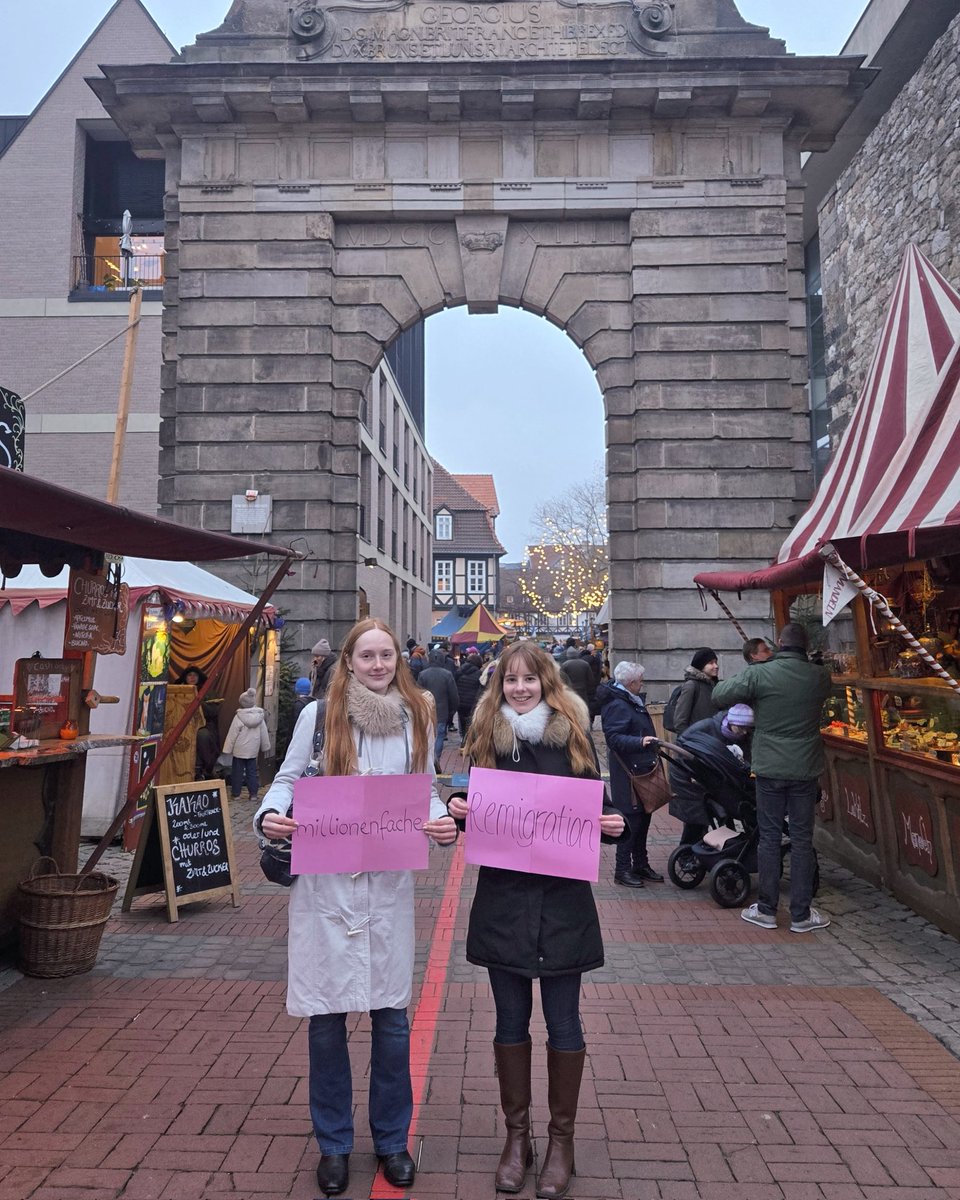 Lukreta_'s tweet image. All I want for christmas is
millionenfache Remigration 🎄✈️