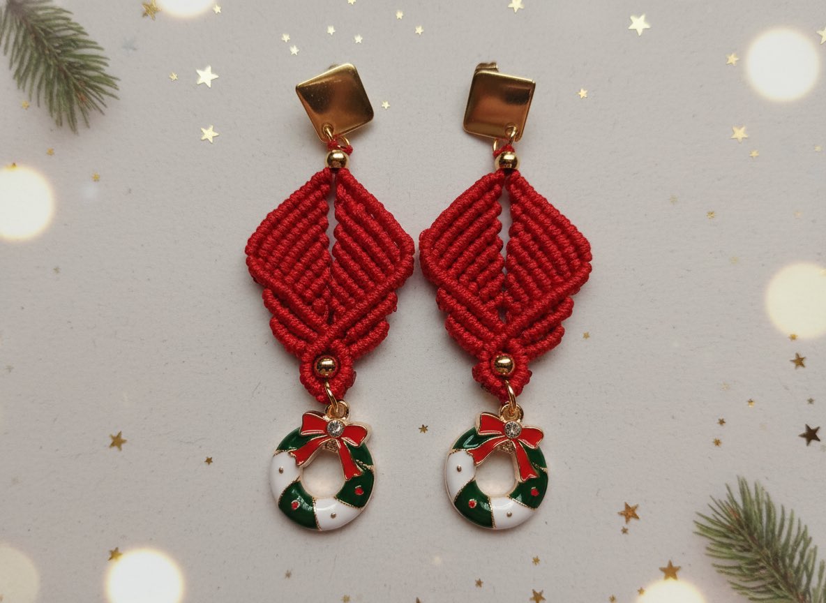 plowamacrame's tweet image. 🎁❤️ ‘Pendientes encanto navideño’

🎁 | Échale un vistazo a mi catálogo! Link en la descripción.

#macrame #navidad #Navidad2025 #croche #manualidades #pulseras #hechoamano