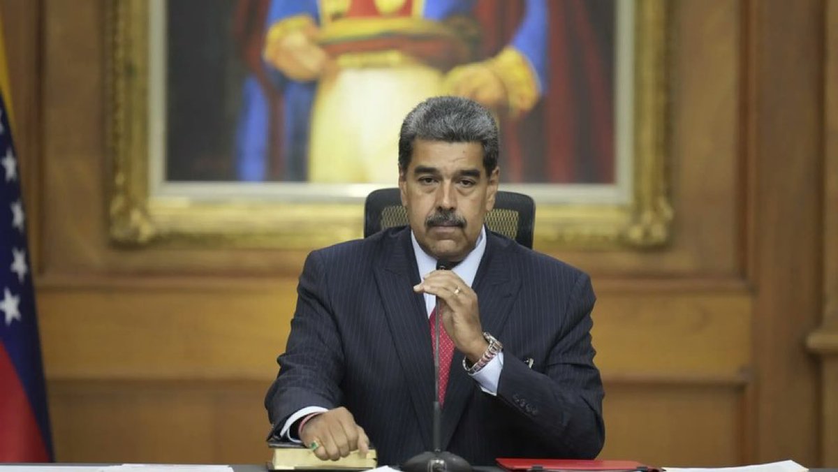 AlertaNews24's tweet image. 🇷🇺🇻🇪 | URGENTE: AP: "Rusia ha comenzado a evacuar a las familias de sus diplomáticos de Venezuela, según un funcionario de inteligencia europeo.

La medida, que incluye a mujeres y niños, comenzó el viernes mientras Moscú evalúa la situación en términos cada vez más sombríos".