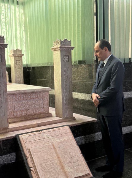 رئيس الاستخبارات التركية إبراهيم كالن يزور ضريح العالم الإسلامي "الفارابي" في دمشق 