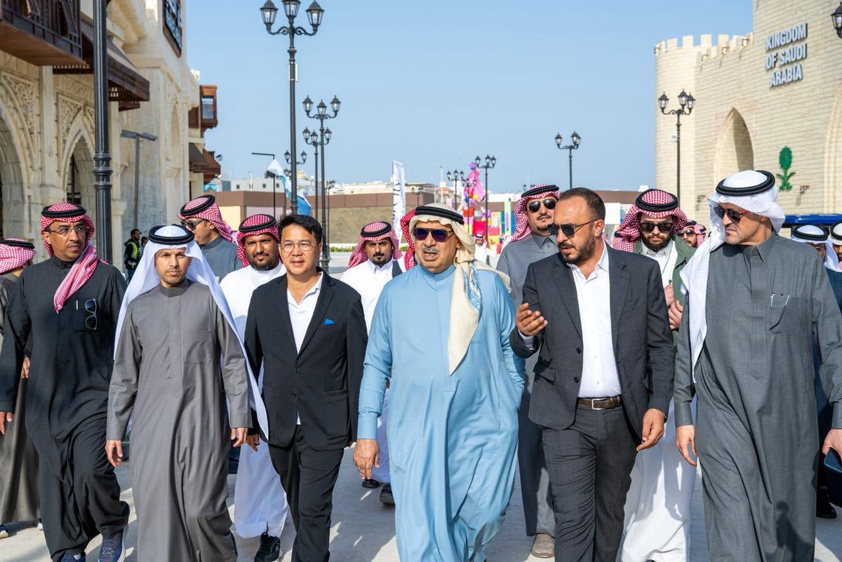 استعدادًا للافتتاح…
 أمين الشرقية يتجول في المدينة العالمية بالدمام

أكد معالي أمين المنطقة الشرقية المهندس فهد بن محمد الجبير أن مشروع المدينة العالمية بالدمام يُعد وجهة سياحية وترفيهية فريدة، مع قرب افتتاح مرحلته الأولى، التي تضم 15 جناحًا تمثل ثقافات دولية متعددة، وبحيرة