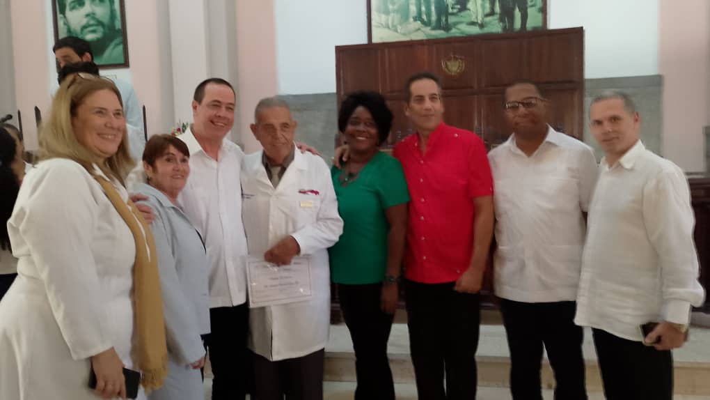japortalmiranda's tweet photo. 🇨🇺 En el Aula Magna de la Universidad de Ciencias Médicas de #LaHabana, realizamos este lunes el acto por el Día del Educador en el sector de la #Salud.
Todo nuestro homenaje y agradecimiento a los miles de profesionales que asumen el reto de formar a las nuevas generaciones. https://t.co/CA0T4xXQxR
