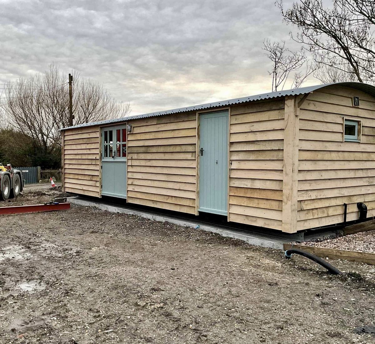 Plankbridge's tweet image. It was an early start getting this #cabin, on temporary castors, out of the door, craned onto the wagon and then craned into position on site. #tinyhouse #Dorset #shepherdshut