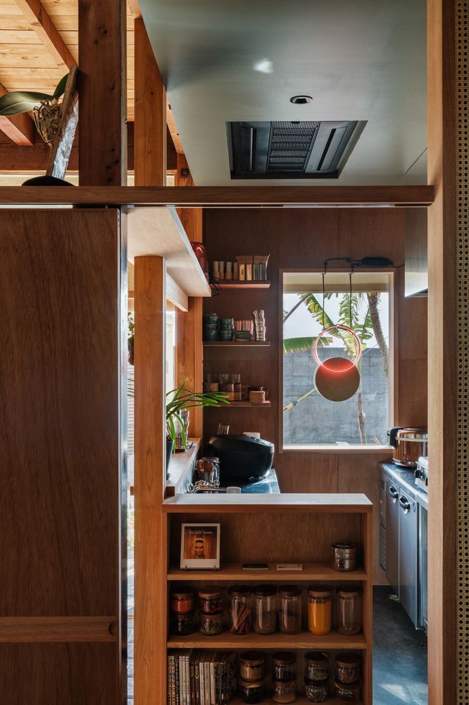 linear_magazine's tweet image. Where home, work, and memory meet the sea