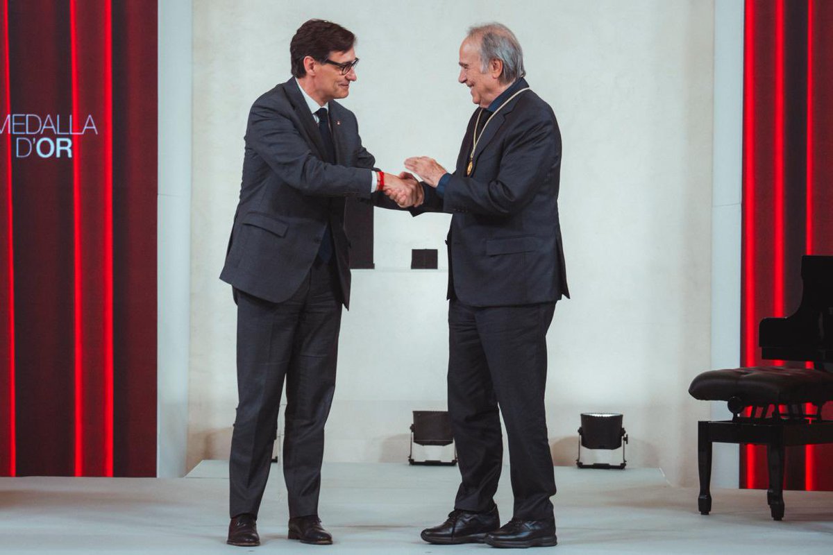 salvadorilla's tweet image. Núria Espert i Joan Manuel Serrat són dos catalans universals. Dos referents de la nostra cultura i dels nostres valors cívics, que han aconseguit el més difícil i autèntic: formar part de la memòria col·lectiva d’un país i de la seva gent. Enhorabona per aquestes Medalles d'Or.