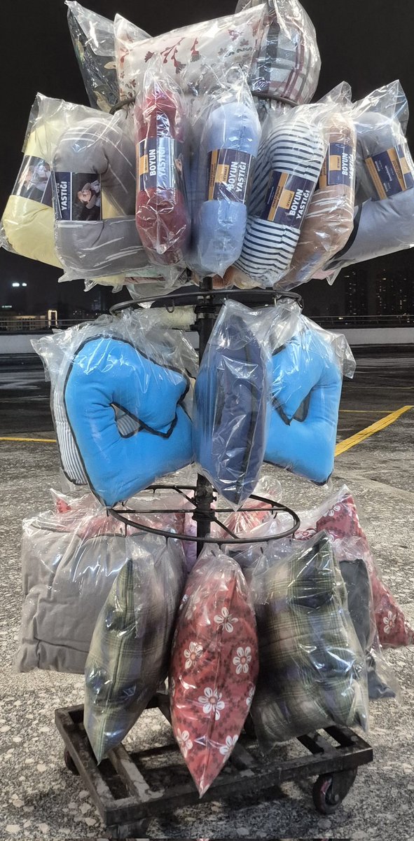 Acabalar, neyseler, keşkeler... 

Ve hayatlar, gerekçeler, gerçekler... 

Başını koyacak bir yastık satanlar, alanlar...

Hikâyeler, öyküler...