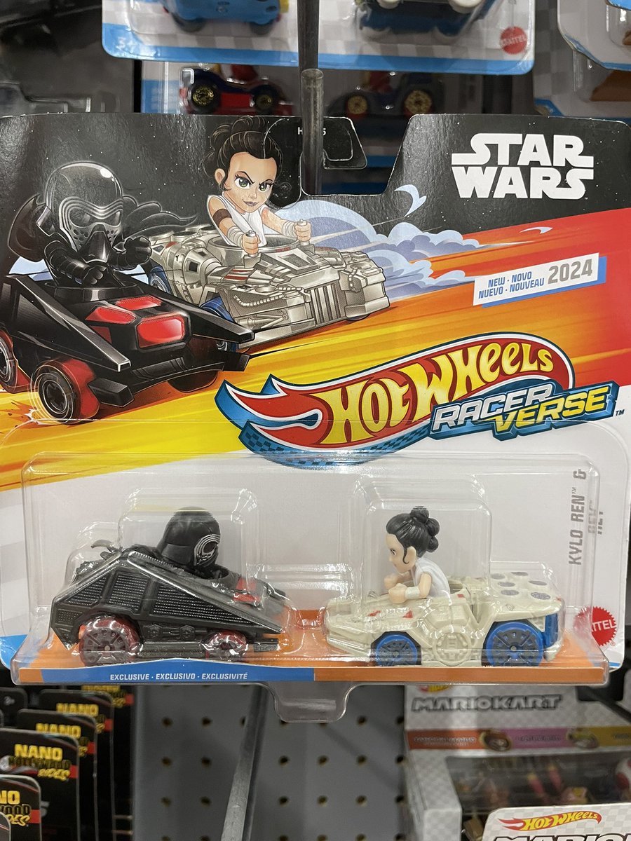 Meanwhile at the store…. Reylo is everywhere 🥰