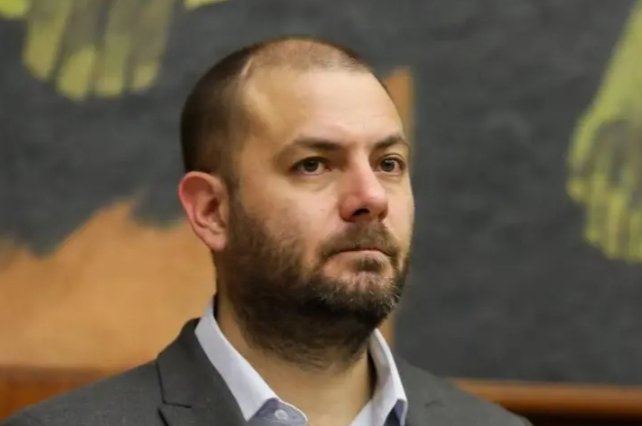 Y que en la indignación no se les olvide que Godoy fue elegido gracias a este individuo también.