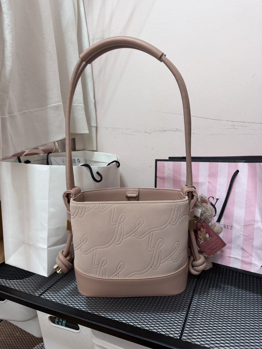 mi3nq's tweet photo. 1750฿ รสค่า พร้อมโอนลดได้งับ แท้100% สมุทปราการนัดรับได้  #ส่งต่อatreasurebox #ส่งต่อatb #ส่งต่อกระเป๋า #atreasurebox #กระเป๋ามือสองสภาพดี #ส่งต่อกระเป๋าatb https://t.co/rpFtRsxnKj