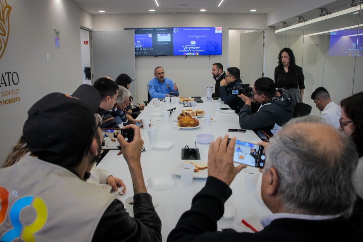 GuanajuatoGob's tweet photo. Desde el C4 Argos, en #Guanajuato Capital, presentamos los resultados anuales en materia de seguridad ciudadana, reflejo de un trabajo coordinado, responsable y con información transparente. 🤝

#GuanajuatoTeQuiero
#EstasEnBuenasManos https://t.co/KyCRiY61Ek