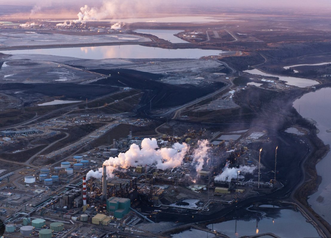 davemasonwrites's tweet image. This is just one fossil fuel source.
It's visible from space with the naked eye.
It's taxpayer-subsidized to the tune of about US $10 billion per year.
We set fire to 99% of its barely profitable output.

But sure, wind energy is bad.
#fuckoff