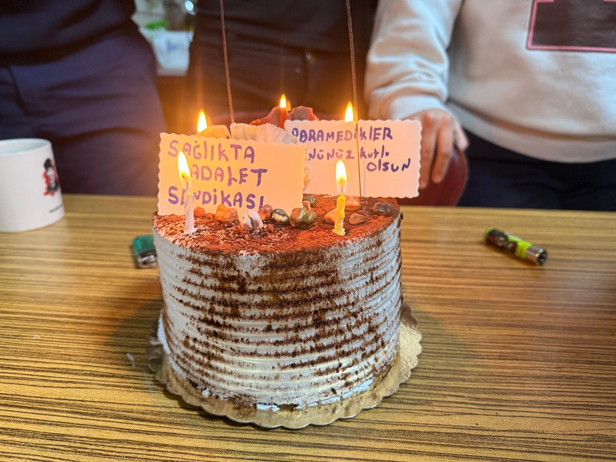 saglikta_adalet's tweet photo. 22 Aralık Paramedikler Günü münasebetiyle, İzmir İl Temsilcimiz Sn İlhan TUFAN ve Karabağlar İlçe Temsilcimiz Sn Doğu GÜNGÖR, Karabağlar 16, 70, 61 ve 40 nolu Acil Sağlık Hizmetleri İstasyonunda çalışan meslektaşlarımızı ziyaret ederek bu özel günlerini kutlamışlardır. 

Bazen 90 saniyenin bile hayati önem taşıdığı böyle bir mesleği icra ederken, birlikte çok daha iyi koşullarda çalışabileceğimiz günlere emin adımlarla ilerliyoruz. 

İyi ki varsınız! 🎉

Not: ADALET SOPASI'nın sendikamızla bir ilgisi yoktur 😅

#paramediklergünü #paramedik #GerçekSendika #sağlıktaadaletsendikası
