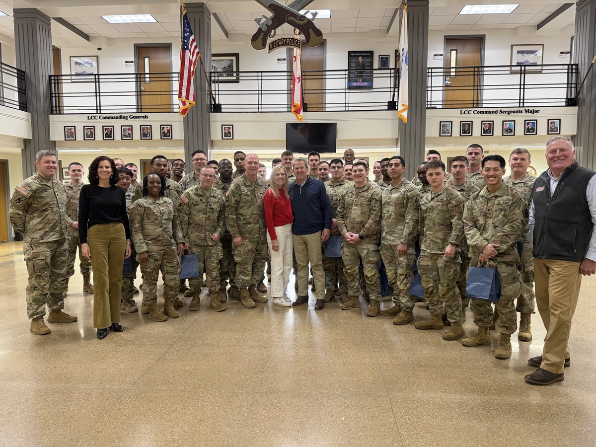 GovKemp's tweet image. Today, Marty, @TAGofGA, Commissioner John King, @CommissionerBRH, and I had the unique privilege of visiting members of our @GeorgiaGuard stationed in Washington D.C. and thank them for the bravery and service during this Christmas season.

As they prepare to celebrate this…