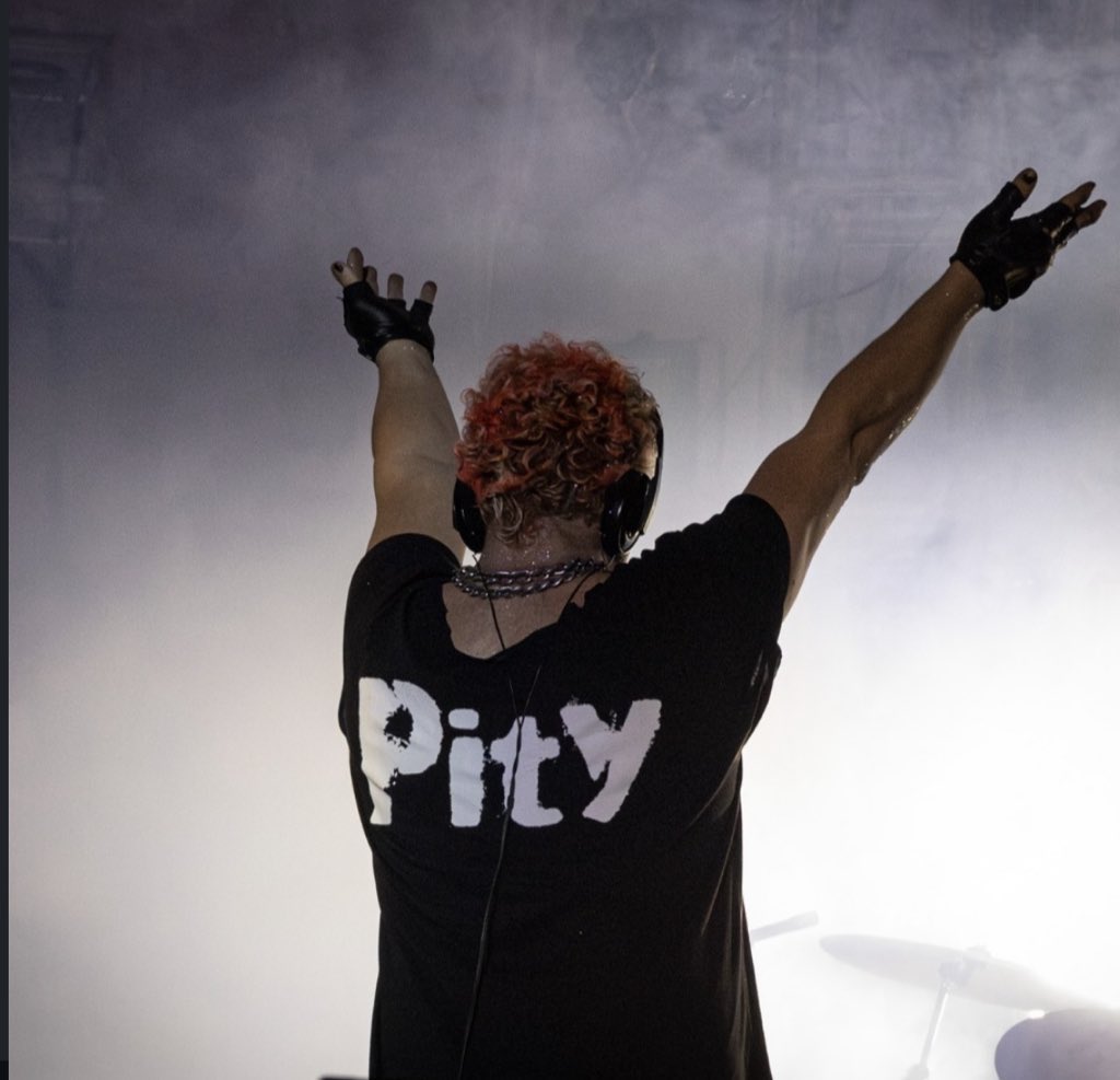 Qué lindo como el Pity le cerró la boca a más de uno, como tocó 33 temas sin problema y se lució en el escenario como si no hubiese estado siete años fuera de ellos. Realmente lo de Cristian Álvarez el sábado fue histórico, admirable y emocionante. Ídolo total de nuestro rock